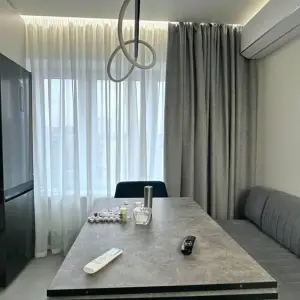 Фактурные серые портьеры на кухню