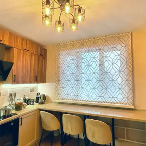 Римская штора из тюля с геометрическим принтом