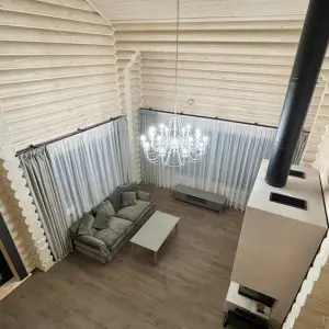 Серые портьеры и тюль для деревянного дома