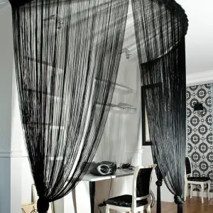 Нитяные шторы на арочном карнизе