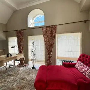 Тюлевая римская штора в кабинет на мансарде