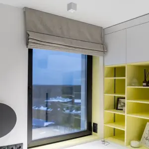 Серая римская штора на узкое окно