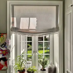 Римская штора с декоративными помпонами