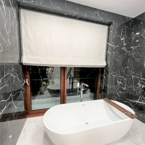 Римская штора в ванную частного дома