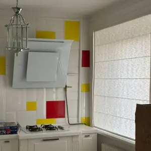 Светлая фактурная римская штора