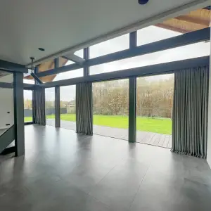 Серые портьеры на панорамные окна в зал