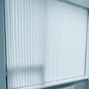 Вертикальные однотонные жалюзи для офис