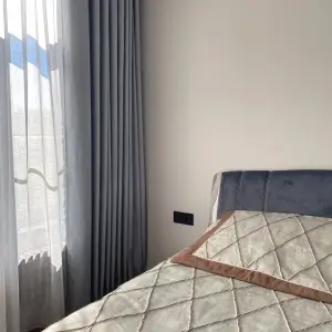 Однотонные шторы в спальню