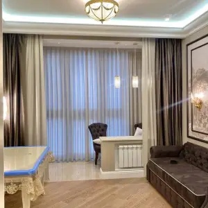Бронзово-серебряные шторы в гостиную