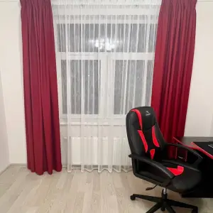 Шторы из красного сатина для подростка