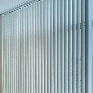 Вертикальные тканевые жалюзи в офис