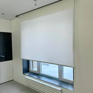 Белая рулонная штора на кухню