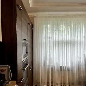 Легкий тюль в кухню-столовую