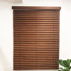Жалюзи из темного дерева