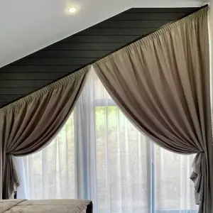 Серые портьеры на скошенное окно