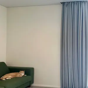 Серые портьеры в кабинет загородного дома