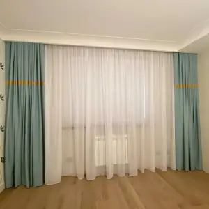 Светлые шторы с желтым кантом