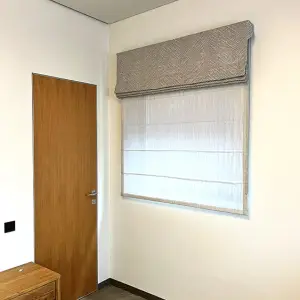 Двойные римские шторы в спальню