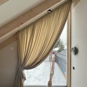 Шторы на скошенное окно в спальню