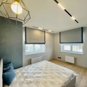 Двойная римская штора в загородный дом