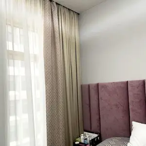 Комбинированные светлые портьеры в спальню