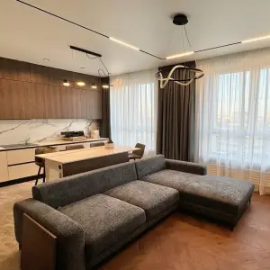 Темные шторы в кухню-гостиную