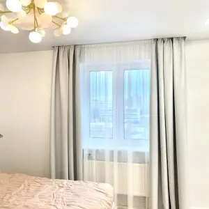 Светлые шторы с рисунком в спальню