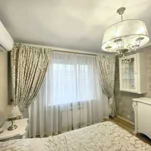 Кремовые шторы с узорами