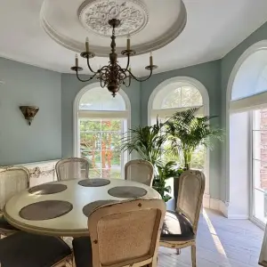 Римские шторы из тюля на арочные окна