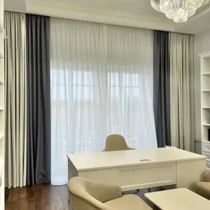 Серо-голубые шторы в кабинет