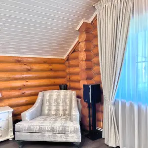 Шторы в спальню деревянного дома