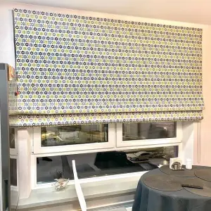 Светлая римская штора с принтом