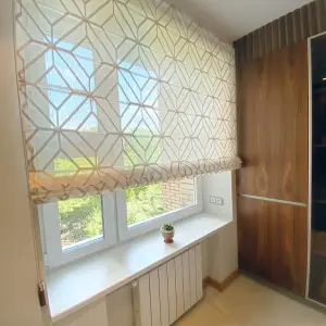 Римская штора с декором и деревянным отвесом