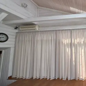 Светлые портьеры на веранду