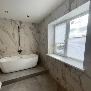 Плиссе в ванную загородного дома