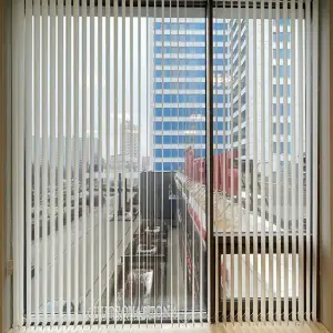 Вертикальные светлые жалюзи в офис