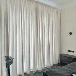 Белые портьеры в спальню