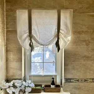 Шторка из тюля с декоративными лентами