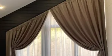 Выбираем шторы для скошенных окон