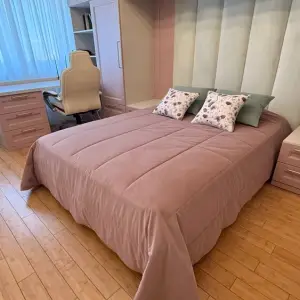 Тёмно-розовое покрывало