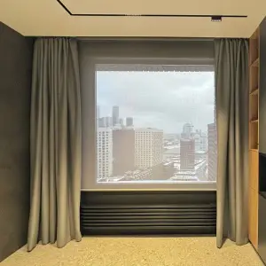 Серые портьеры и рулонная штора