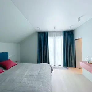 Прямые шторы в спальню коттеджа