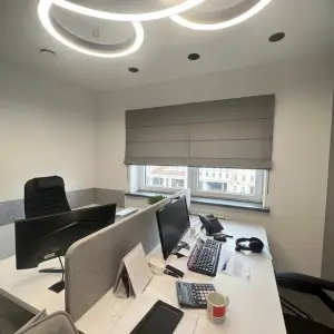 Двойная серая римская штора в офис