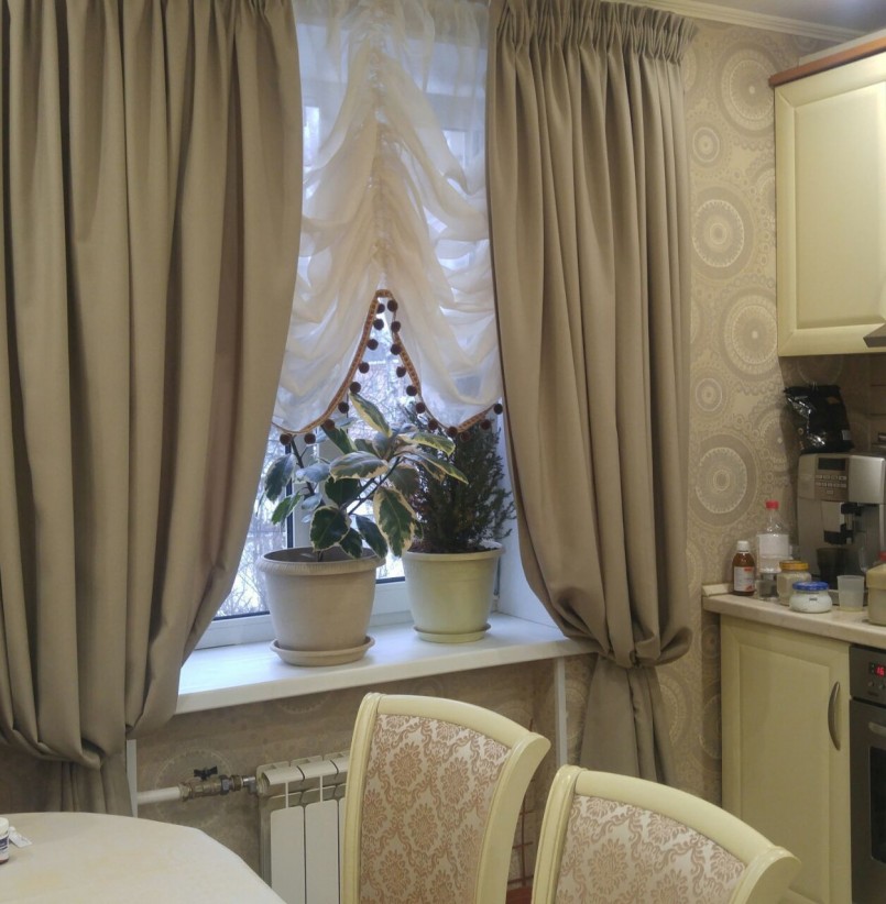 французские шторы в интерьере кухни