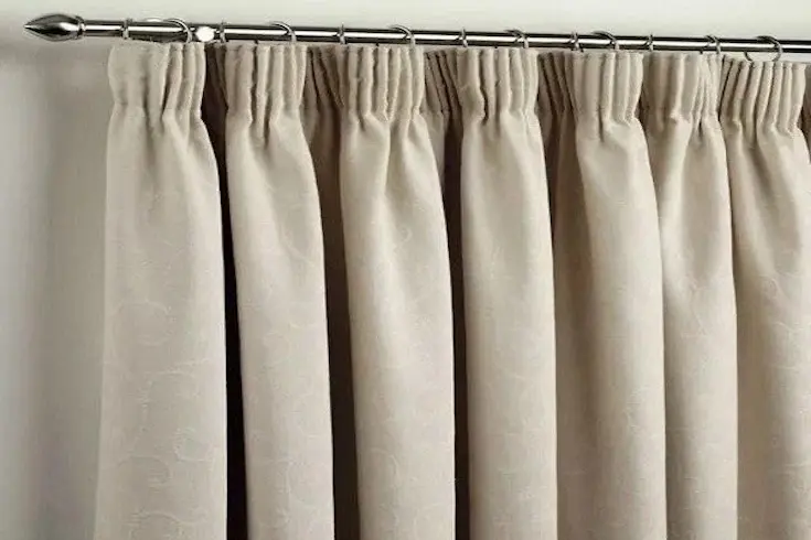 Равномерная сборка ткани на шторах